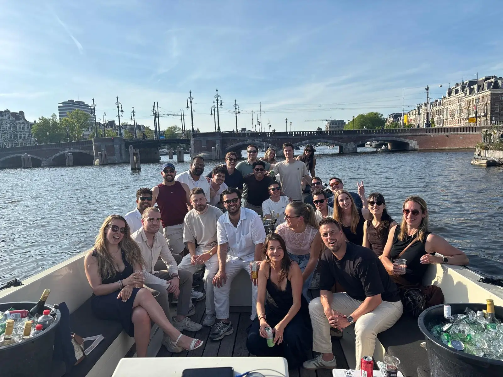 Aspen Digital-team samen op een boot